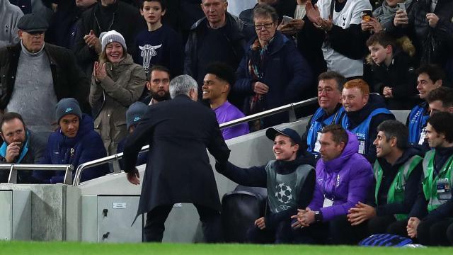 1575178891980038731.jpg jose-mourinhoballboy-tottenham-2019-20_iz023aifvvk1n1ys79p7ag1g.jpg