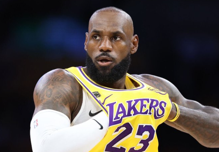 爱游戏体育-曝詹姆斯下赛季继续征战NBA！不确定留在湖人 争冠实力成第一考量